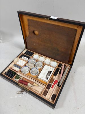 une boîte en bois contenant divers objets