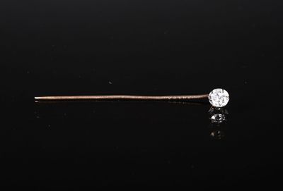 l'image d'un diamant isolé, fixé sur un bâtonnet, posé sur une surface noire