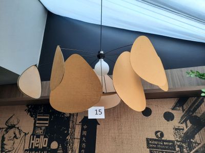 trois lampes suspendues au plafond dans une pièce
