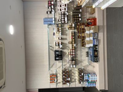 de nombreuses bouteilles de vin exposées dans un magasin