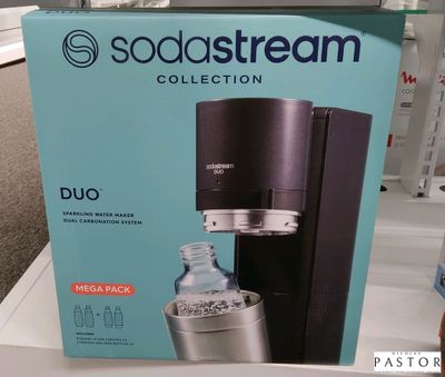 La collection SodaStream se trouve dans la boîte posée sur la table.