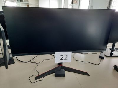 deux écrans d'ordinateur posés l'un à côté de l'autre sur une table