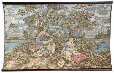 une tapisserie accrochée au mur d'une pièce