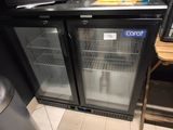 deux portes vitrées ouvertes donnant sur un comptoir