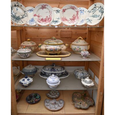 de nombreuses assiettes et bols posés sur une étagère dans un placard
