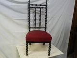 une chaise posée sur une table