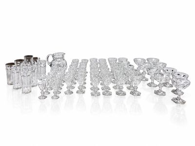 plusieurs morceaux de verre sont disposés en rangée sur une surface blanche
