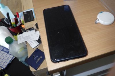un téléphone portable posé sur un bureau