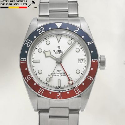 un gros plan d'une montre-bracelet avec un bracelet rouge, blanc et bleu