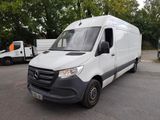 une camionnette blanche garée sur le parking