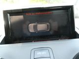 une photo d'une voiture posée sur le tableau de bord