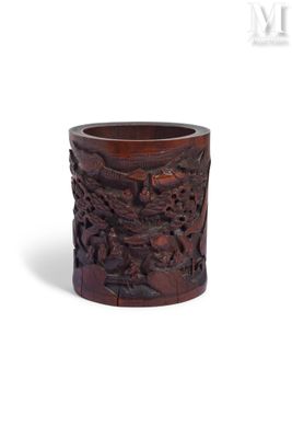 une image représentant un vase en bois orné de sculptures
