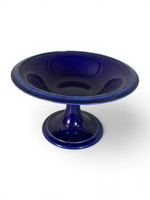 une image représentant un plat à gâteau en verre bleu sur fond blanc