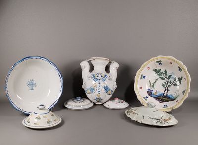 cinq pièces de porcelaine différentes exposées sur une table