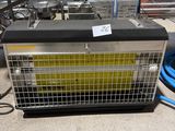 une cage métallique contenant une balle jaune