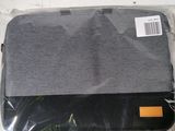 un sac pour ordinateur portable emballé dans du plastique