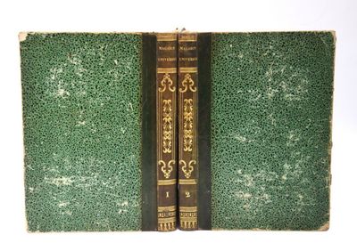 un livre posé sur le dessus d'une bibliothèque