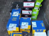 de nombreux cartons d'objets hétéroclites posés sur le sol