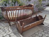 un banc en bois posé à côté d'une jardinière
