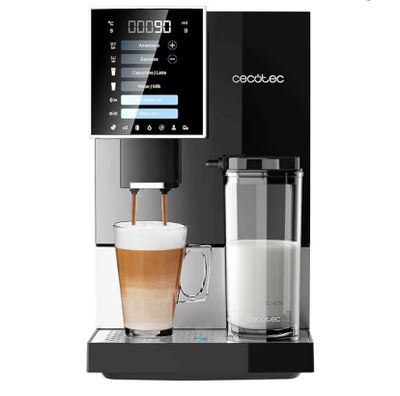 une machine à café noir dans laquelle on verse du lait