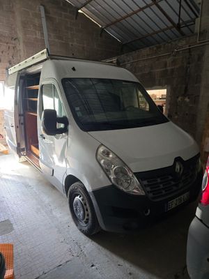 une camionnette blanche garée dans un garage