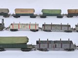 un grand nombre de trains miniatures posés sur une table