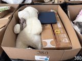 un ours en peluche assis dans une boîte
