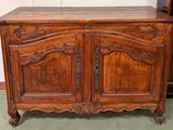 une armoire en bois avec un plateau en marbre, posée sur un sol vert