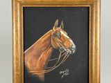 une peinture à l'huile représentant un cheval brun avec une bride sur la tête