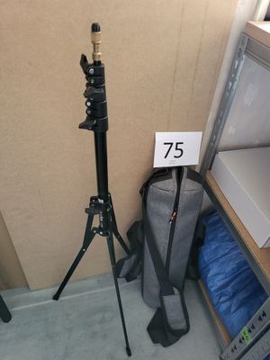 un trépied avec un sac et un appareil photo monté sur le trépied