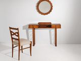 une petite table avec un miroir et une chaise