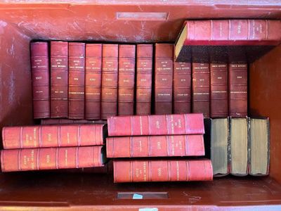 beaucoup de livres qui traînent sur une étagère