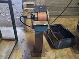 a machine that is sitting on the floor in a garage
