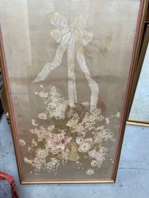 Un PANNEAU en soie à décor d'un panier fleuri et ruban.