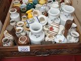 une boîte remplie de tasses à thé et de soucoupes posée sur une table