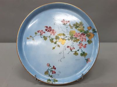 une assiette bleue décorée de fleurs, posée sur une table