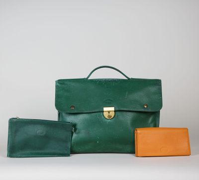 une mallette en cuir vert et un portefeuille posés l'un à côté de l'autre