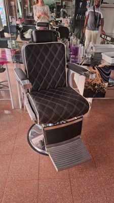 un fauteuil de coiffeur au milieu d'un salon