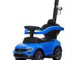 une petite voiture bleue pour enfants, à chevaucher, équipée de roues