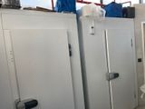 trois casiers blancs dans une salle de bains équipée de toilettes et d'un lavabo