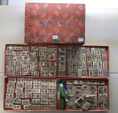 une boîte contenant des tuiles de mah-jong et une paire de ciseaux