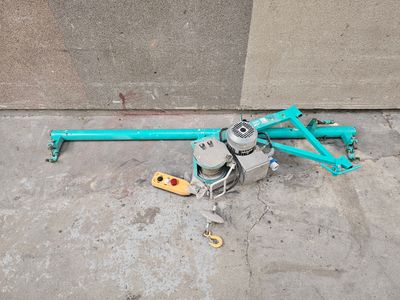 un vélo cassé posé par terre près d'un mur