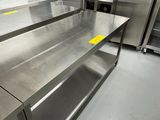 une table en acier inoxydable sur laquelle est posée une étiquette jaune