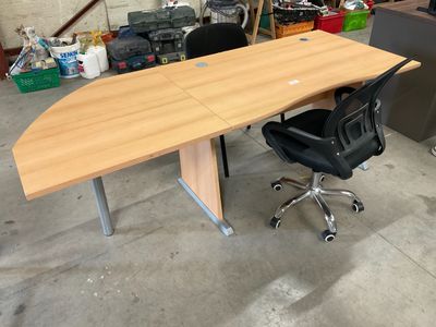 une photo d'un bureau avec une chaise dans un garage