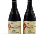 deux bouteilles de vin posées l'une à côté de l'autre sur une surface blanche