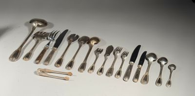 de nombreuses fourchettes et cuillères disposées sur la table