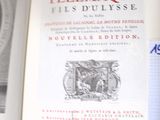 un livre ouvert sur lequel figure la photo d'un homme