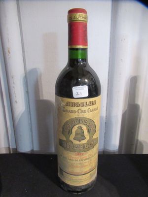 une bouteille de vin posée sur une table