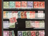 une photo d'une vitrine remplie de timbres