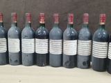 plusieurs bouteilles de vin sont alignées sur une table